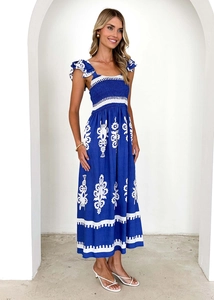 Détail de robe de plage bleue avec broderie ethnique blanche et texture bustier froncé