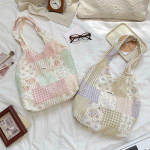 Detailansicht der Patchwork-Stofftaschen mit Blumenmuster und Vintage-Stickereien