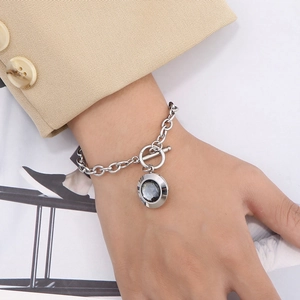 Détail d'un bracelet en acier titane avec fermoir OT et pendentif en cristal gris