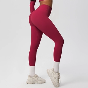 Detail of high-waist burgundy yoga leggings with seamless elastic fabric for fitness