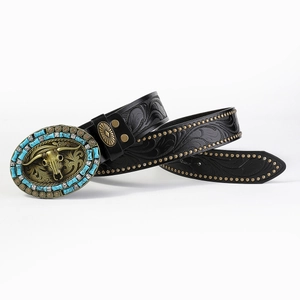 Vue détaillée de la ceinture en cuir western vintage avec boucle crâne et turquoise.