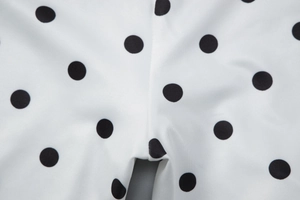 Detailaufnahme der gepunkteten Shorts mit präzisen Nähten und dehnbarer Stofftextur