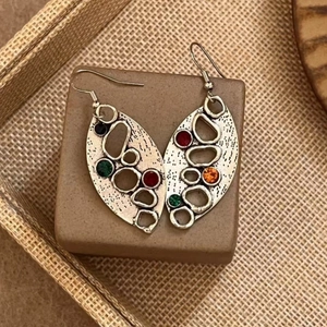 Boucles d'oreilles vintage ajourées en forme de feuille avec strass multicolores
