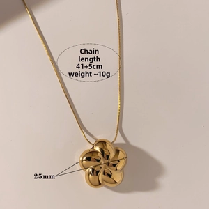 Macro shot of 25mm hollow flower pendant necklace with 41+5cm chain specifications