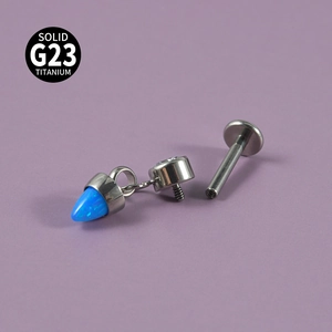 Piercing labret en titane G23 avec pendentif opale bleue et cristal clair sur fond violet