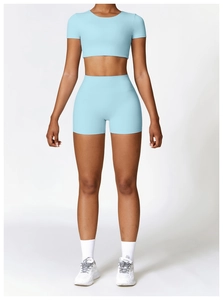 Vista frontale del set da yoga blu chiaro senza cuciture con crop top e pantaloncini a vita alta