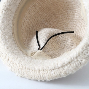 Détail de l'intérieur du chapeau en tricot avec bandeau et cordon élastique noir réglable