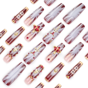 Faux ongles français bordeaux avec charmes de couronne dorée 3D et décorations de cœur
