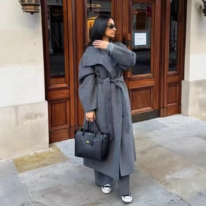 Cappotto lungo in lana grigio scuro da donna con cintura in vita e ampi revers