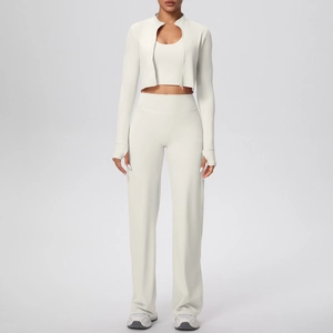 Vue détaillée de l'ensemble de yoga 3 pièces crème avec veste et pantalon large