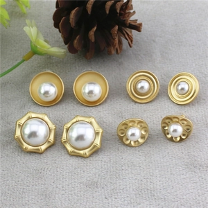 Boucles d'oreilles vintage en métal mat doré et perles de style baroque en argent 925