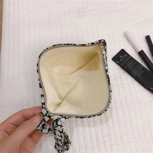 Détail montrant la doublure intérieure et la fermeture éclair d'une trousse en tissu