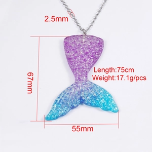 Minimalistische zeemeerminstaart ketting van hars met blauw paarse glitter en maten