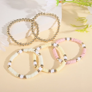 Détail d'un lot de 5 bracelets élastiques bohèmes avec perles colorées en pâte polymère