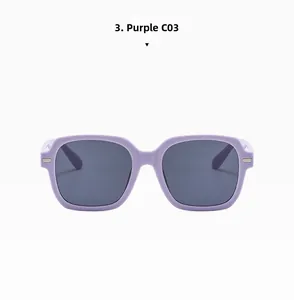 Détails de lunettes de soleil carrées violettes avec des verres gris foncé élégants
