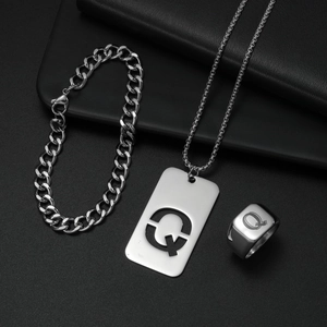Silbernes Schmuckset mit Panzerarmband, Halskette und Ring mit dem Buchstaben Q