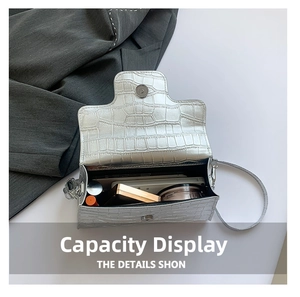 Petit sac carré argenté à motif crocodile montrant l'intérieur et le fermoir magnétique