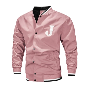 Detail van roze varsity jack met witte J letter borduursel en gestreepte ribboorden