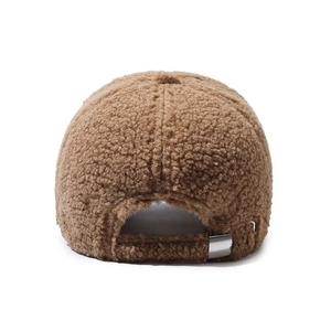 Dettaglio del cappello da baseball in lana d'agnello con fibbia metallica sul retro