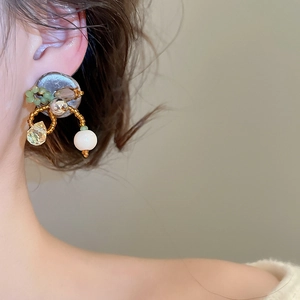 Détails de boucles d'oreilles rétro rondes avec perles vertes et pendentif goutte