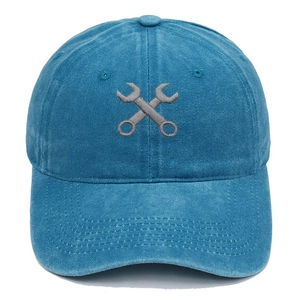 Vue de face d'une casquette baseball vintage bleu délavé avec broderie de clé à molette
