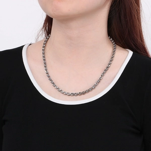 Détail du collier chaîne bambou argenté sur modèle montrant les maillons en métal poli