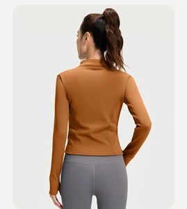 Vista posteriore di una giacca da yoga color caramello con cuciture curve aderenti