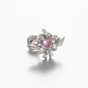 Orecchino a perno in titanio con ali d'argento e zircone a cuore rosa per cartilagine