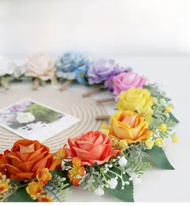 Détails de corsages en roses artificielles colorées avec eucalyptus et ficelle de jute