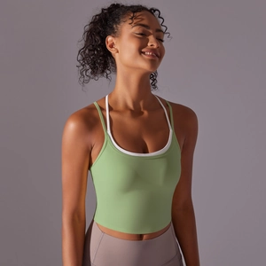 Détail d'un soutien-gorge de yoga vert clair avec encolure double couche blanche