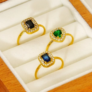 Tre anelli regolabili in oro 18K con zirconi neri, blu e verdi a forma di cuore