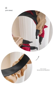 Détail de serre-têtes en satin plissé kaki et rouge avec texture de tissu froncé