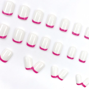Faux ongles French blancs minimalistes avec pointes rose vif sur fond propre et épuré
