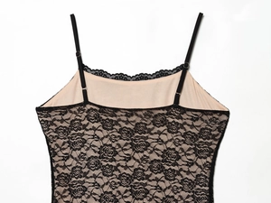 Dettaglio del top in pizzo nero con fodera beige e motivi ricamati di alta qualità