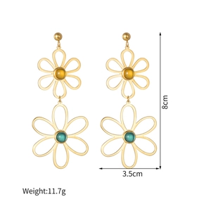 Detail view of 18K gold floral earrings with dimensions 8cm by 3.5cm and 11.7g weight