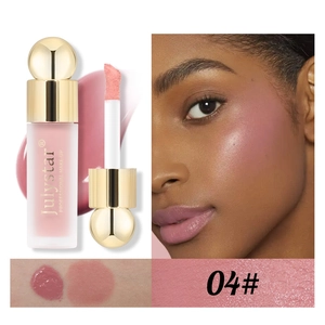 Blush liquide mat 04 rose tendre avec applicateur et test sur visage de mannequin