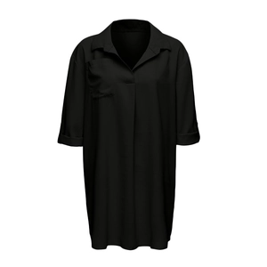 Detalle de vestido camisero negro midi con cuello en V, solapa y un bolsillo en el pecho