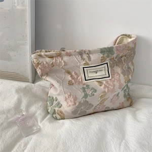 Gros plan sur la texture jacquard florale et l'étiquette Pleasant Time sur la pochette