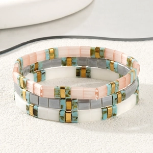 Dreiteiliges Boho Tila Perlenarmband-Set in Rosa, Weiß, Grau und Gold mit Gummizug