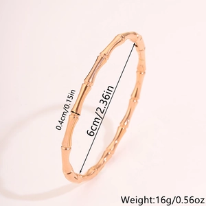 Dettaglio del bracciale oro rosa con trama a bambù che mostra diametro 6cm e larghezza 0,4cm
