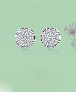 Vue détaillée de boucles d'oreilles rondes en argent S925 avec pavé de zircons