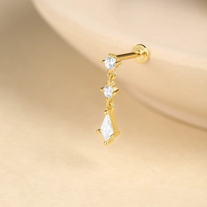 Détail macro du clou d'oreille en argent S925 doré avec pampilles en zircon forme cerf-volant