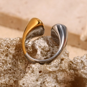 Vue détaillée d'une bague ouverte bicolore plaquée or 18 carats et argent sur pierre naturelle