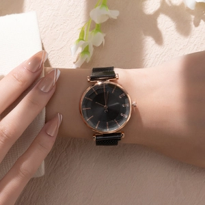 Gros plan détaillé de la montre or rose avec bracelet en maille noire et cadran cristal