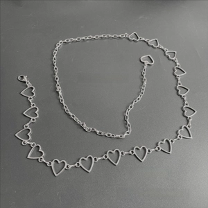 Dettaglio della catena da vita in argento con cuori traforati e specifiche tecniche