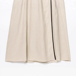 Ärmelloses Maxi-Kleid mit tiefem V-Ausschnitt, Gürtel in Beige und schwarzen Seitenstreifen
