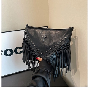 Détail du sac à bandoulière en cuir PU noir avec croix métallique et franges