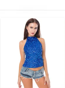 Detail von funkelndem blauem Pailletten-Neckholder-Top und ausgefransten Jeans-Shorts