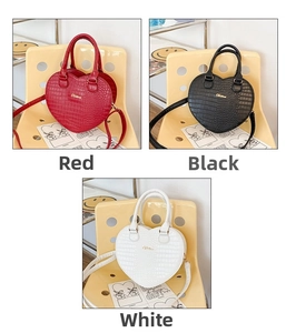 Trois sacs à main en forme de cœur rouge, noir et blanc avec texture crocodile
