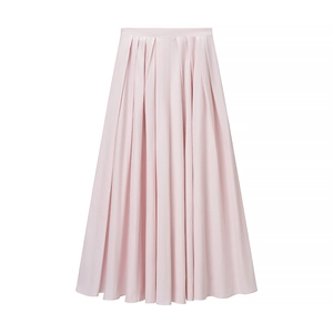Détail de la jupe longue plissée rose avec une silhouette élégante en A et un ourlet fluide